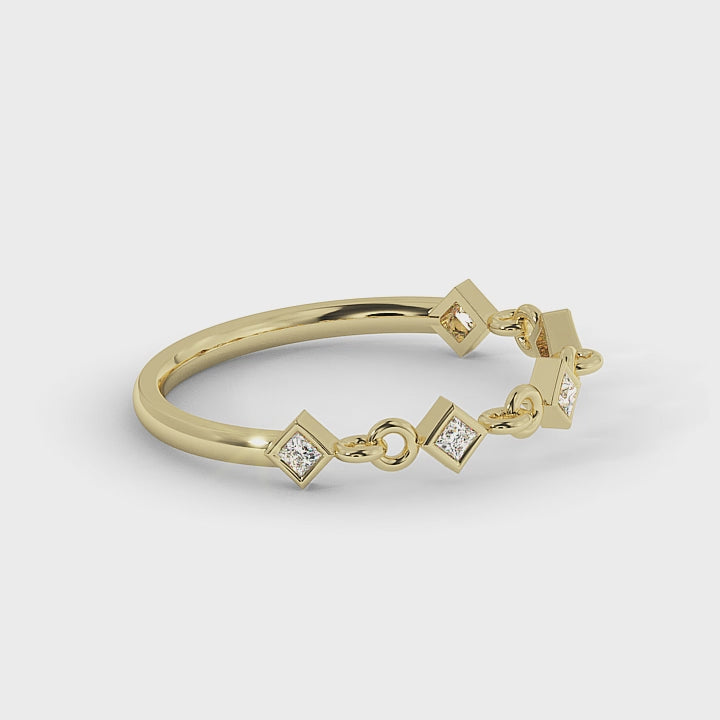 Sparkling & strong: Lab-grown diamond band in a geometric chain-link.